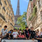 Les jeunes du FC Truchtersheim devant la Tour Eiffel